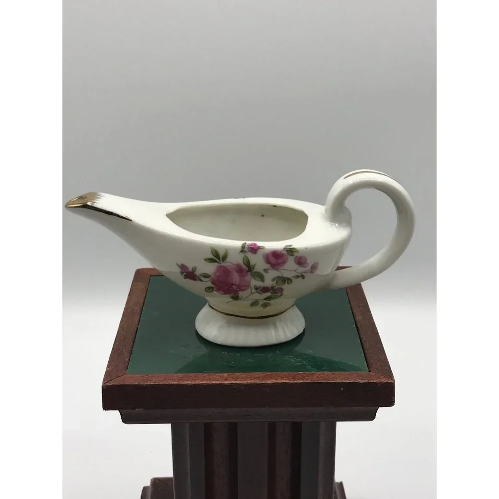 Vintage made in Japan small porcelain gravy/sauce boat.